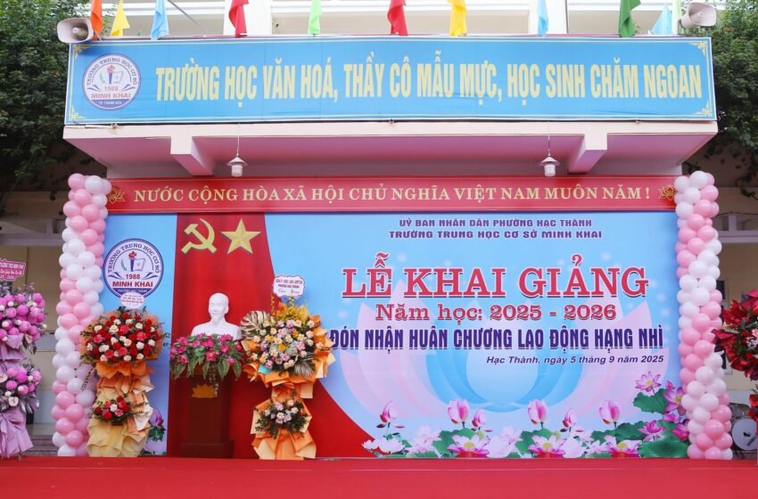  Không khí hân hoan Khai giảng năm học mới và đón nhận Huân chương lao động hạng Nhì của thầy cô và học sinh trường THCS Minh Khai